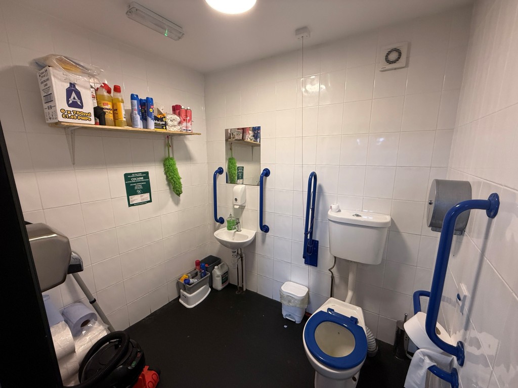 Lot: 57 - SNOOKER HALL WITH LAPSED PLANNING FOR THREE HOUSES - Women's/disabled toilet